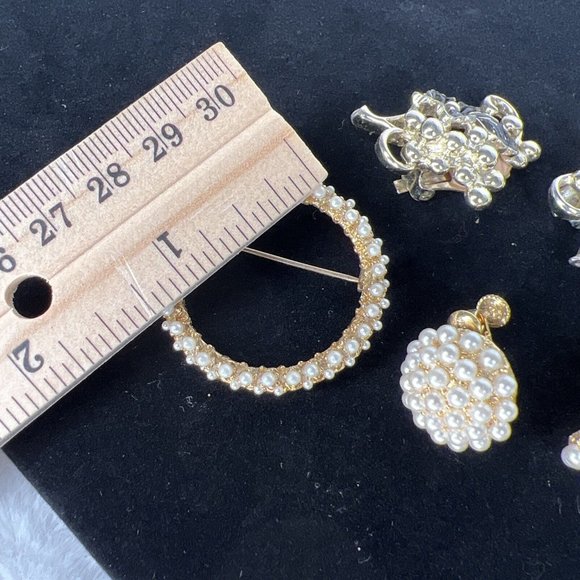 Vntg Clip On Earrings 4 Pair 1 Brooch Gold Silver Tone Dauplaise Sarah Coventry - Picture 8 of 16